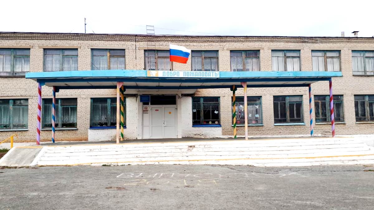 Парадный вход школы