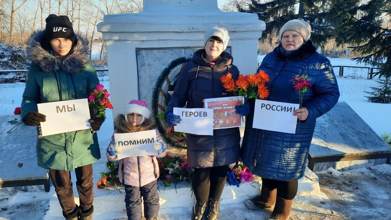 Цветы воинам-героям.